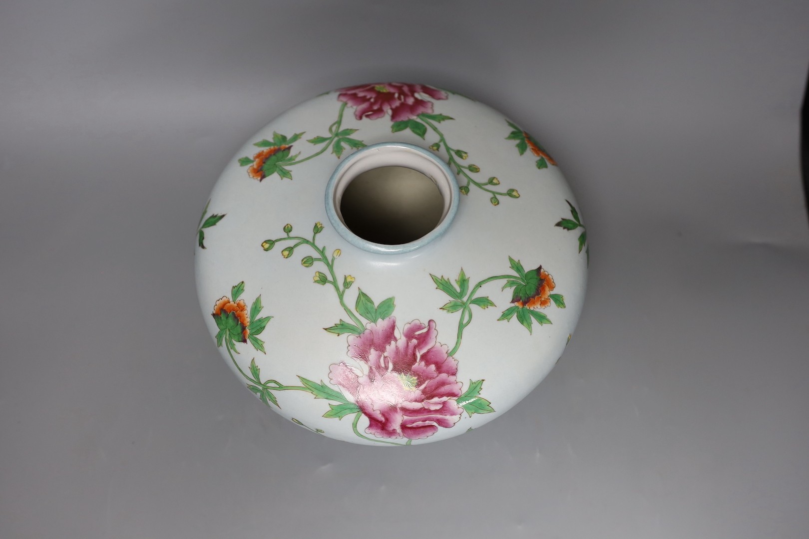 A Chinese famille rose vase 20cm